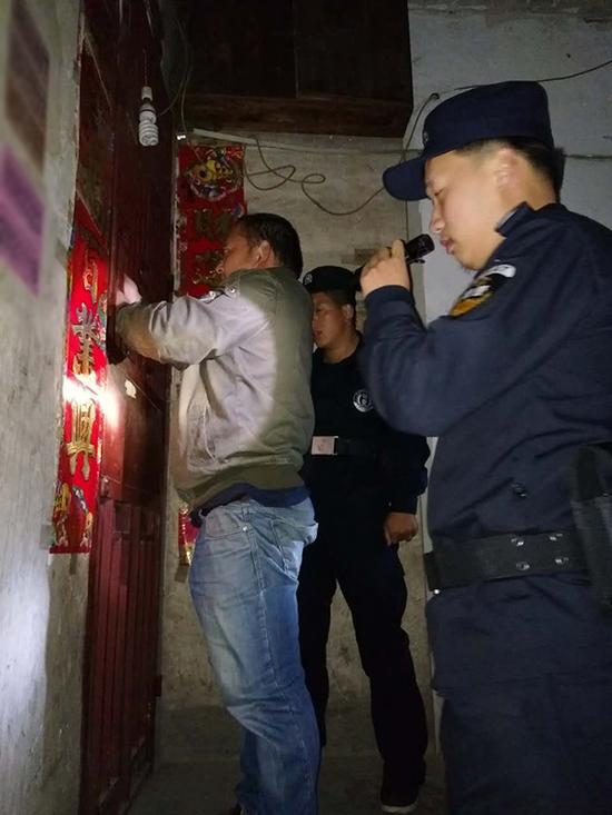 龙广镇粗心妈妈误将幼女锁家中 民警全城寻开锁师傅开门