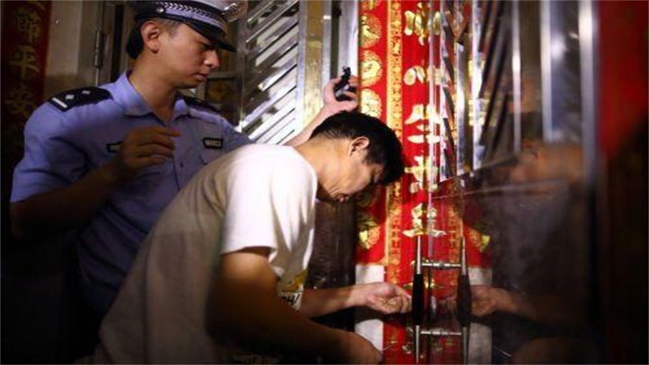 龙广镇请开锁师傅开了锁后，师傅为什么一般都不进门，就算主人请也不进去？